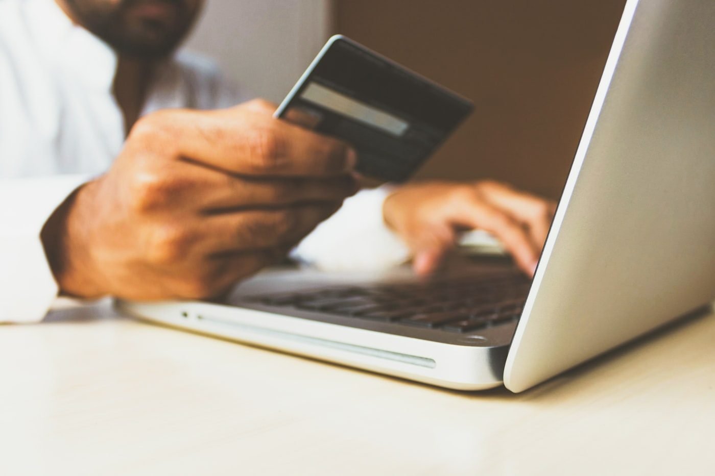 Laptop başında kredi kartıyla online ödeme yapan müşteri