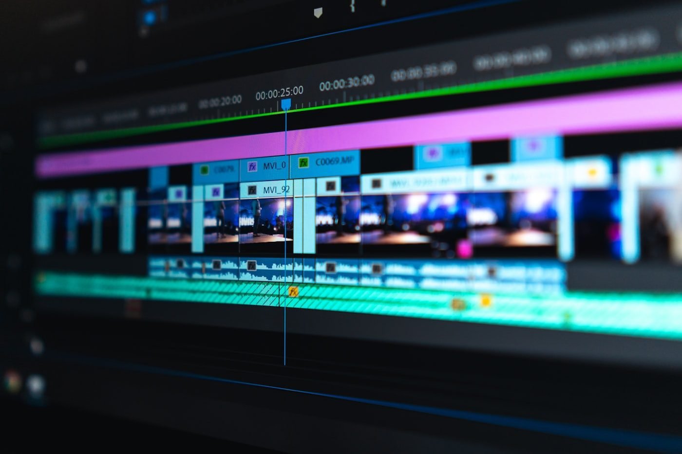 Video kurgu programında renkli zaman çizelgesi (timeline) üzerinde çalışılıyor