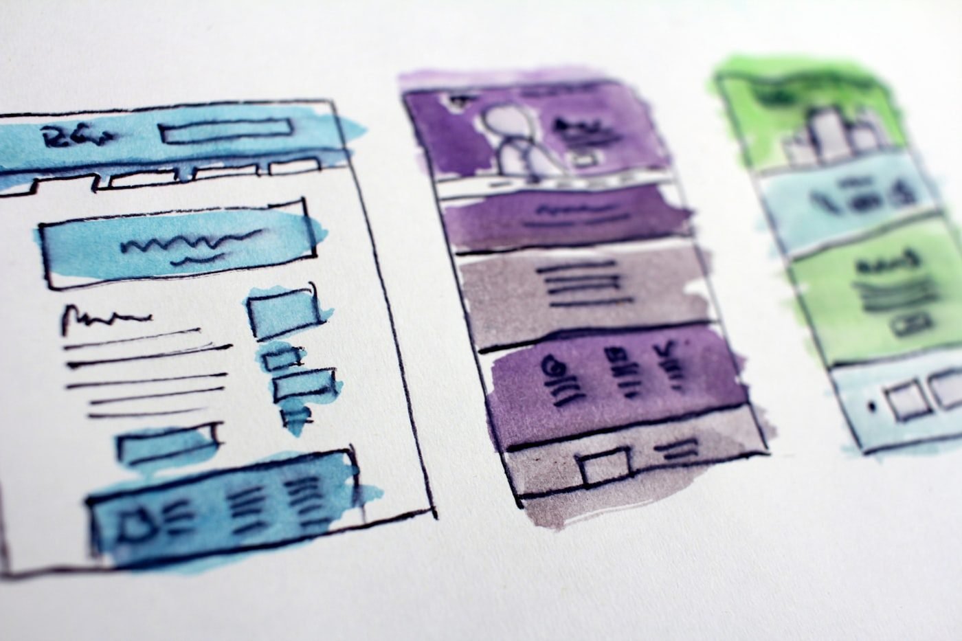 Kağıt üzerine elle çizilmiş web sitesi arayüz taslakları (wireframe)